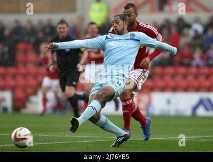 13th octobre 2012 - Npower League One - Swindon Town vs Coventry City - Stephen Elliott de Coventry City protège le ballon de Simon Ferry de Swindon Town. - Photo: Paul Roberts / Pathos. Banque D'Images