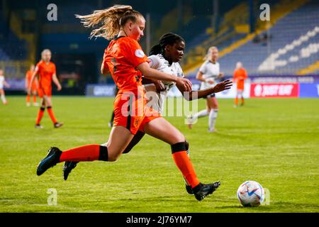SARAJEVO, BOSNIE-HERZÉGOVINE - 6 MAI : Fieke Kroese des pays-Bas, Emily Wallrabenstein d'Allemagne pendant le match de l'UEFA European Women's under-17 Championship entre l'Allemagne et les pays-Bas au Stadion Grbavica le 6 mai 2022 à Sarajevo, Bosnie-Herzégovine (photo de Nicola Krstic/Orange Pictures) Banque D'Images