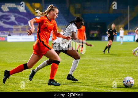 SARAJEVO, BOSNIE-HERZÉGOVINE - 6 MAI : Fieke Kroese des pays-Bas, Emily Wallrabenstein d'Allemagne pendant le match de l'UEFA European Women's under-17 Championship entre l'Allemagne et les pays-Bas au Stadion Grbavica le 6 mai 2022 à Sarajevo, Bosnie-Herzégovine (photo de Nicola Krstic/Orange Pictures) Banque D'Images