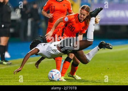 SARAJEVO, BOSNIE-HERZÉGOVINE - MAI 6 : Emily Wallrabenstein d'Allemagne, Aniek Janssen des pays-Bas pendant le match de l'UEFA European Women's under-17 Championship entre l'Allemagne et les pays-Bas au Stadion Grbavica le 6 mai 2022 à Sarajevo, Bosnie-Herzégovine (photo de Nicola Krstic/Orange Pictures) Banque D'Images