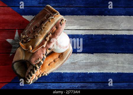 Gant de baseball en cuir avec ballon sur fond de bois rustique avec drapeau cubain peint et espace de copie. Cuba est l'une des plus grandes nations de baseball au monde. Banque D'Images