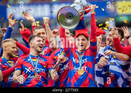 Ben Lederman (C) tient un trophée lors de la cérémonie après le match final de la coupe polonaise de Fortuna entre Lech Poznan et Rakow Czestochowa au stade national PGE. Score final; Lech Poznan 1:3 Rakow Czestochowa. (Photo de Mikolaj Barbanell / SOPA Images / Sipa USA) Banque D'Images