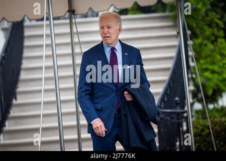 LE président AMÉRICAIN Joe Biden quitte la Maison-Blanche sous la pluie pour une réunion en Ohio avec les dirigeants de l'industrie à Washington, DC, Etats-Unis, le 06 mai 2022. Crédit: Jim LoScalzo / piscine via CNP Banque D'Images