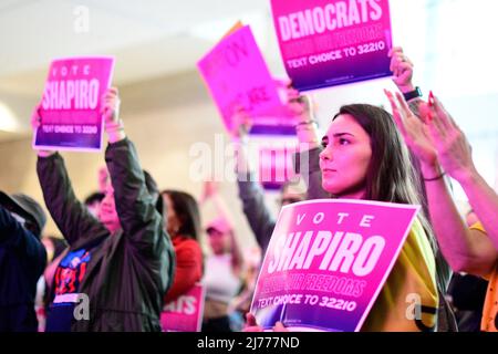 Philadelphie, États-Unis. 06th mai 2022. Des centaines de personnes se rassemblent pour un rassemblement démocrate défend Choice Rally pour protester contre l'indication de la Cour suprême de limiter les droits de WomenÕs, récemment divulguée, lors d'un rassemblement de protestation au Philadelphia Convention Center de Philadelphie, PA, USA, le 6 mai 2022. Crédit : OOgImages/Alamy Live News Banque D'Images