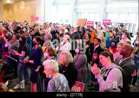 Philadelphie, États-Unis. 06th mai 2022. Des centaines de personnes se rassemblent pour un rassemblement démocrate défend Choice Rally pour protester contre l'indication de la Cour suprême de limiter les droits de WomenÕs, récemment divulguée, lors d'un rassemblement de protestation au Philadelphia Convention Center de Philadelphie, PA, USA, le 6 mai 2022. Crédit : OOgImages/Alamy Live News Banque D'Images