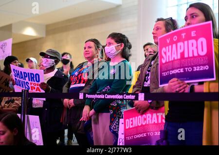 Philadelphie, États-Unis. 06th mai 2022. Des centaines de personnes se rassemblent pour un rassemblement démocrate défend Choice Rally pour protester contre l'indication de la Cour suprême de limiter les droits de WomenÕs, récemment divulguée, lors d'un rassemblement de protestation au Philadelphia Convention Center de Philadelphie, PA, USA, le 6 mai 2022. Crédit : OOgImages/Alamy Live News Banque D'Images