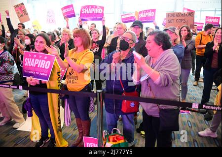 Philadelphie, États-Unis. 06th mai 2022. Des centaines de personnes se rassemblent pour un rassemblement démocrate défend Choice Rally pour protester contre l'indication de la Cour suprême de limiter les droits de WomenÕs, récemment divulguée, lors d'un rassemblement de protestation au Philadelphia Convention Center de Philadelphie, PA, USA, le 6 mai 2022. Crédit : OOgImages/Alamy Live News Banque D'Images