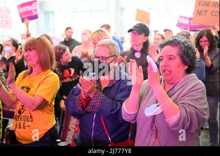 Philadelphie, États-Unis. 06th mai 2022. Des centaines de personnes se rassemblent pour un rassemblement démocrate défend Choice Rally pour protester contre l'indication de la Cour suprême de limiter les droits de WomenÕs, récemment divulguée, lors d'un rassemblement de protestation au Philadelphia Convention Center de Philadelphie, PA, USA, le 6 mai 2022. Crédit : OOgImages/Alamy Live News Banque D'Images