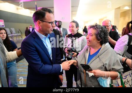 Philadelphie, États-Unis. 06th mai 2022. Des centaines de personnes se rassemblent pour un rassemblement démocrate défend Choice Rally pour protester contre l'indication de la Cour suprême de limiter les droits de WomenÕs, récemment divulguée, lors d'un rassemblement de protestation au Philadelphia Convention Center de Philadelphie, PA, USA, le 6 mai 2022. Crédit : OOgImages/Alamy Live News Banque D'Images