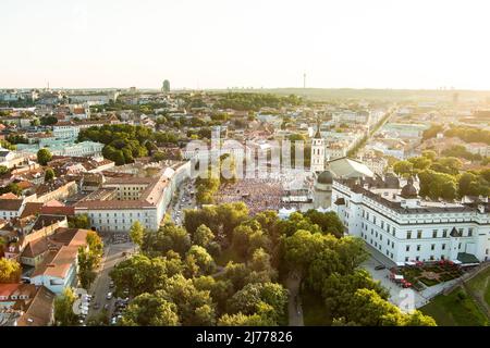 VILNIUS, LITUANIE - 6 JUILLET 2021 : vue aérienne des foules célébrant la Journée nationale lituanienne. Beaucoup de gens chantent l'hymne national de la Lituanie Banque D'Images