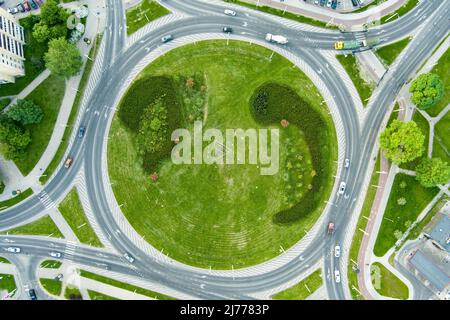 Vue aérienne d'une intersection routière dans la ville de Vilnius, Lituanie, le jour d'été Banque D'Images