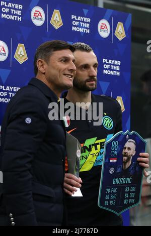 Milan, Italie, 6th mai 2022. Ancien joueur argentin et FC Internazionale et actuel vice-président Javier Zanetti présente Marcelo Brozovic du FC Internazionale avec son EA Sports Serie Un joueur du mois avant le match de la série A à Giuseppe Meazza, Milan. Crédit photo à lire: Jonathan Moscrop / Sportimage la série Un match à Giuseppe Meazza, Milan. Crédit photo à lire: Jonathan Moscrop / Sportimage crédit: Sportimage / Alay Live News Banque D'Images