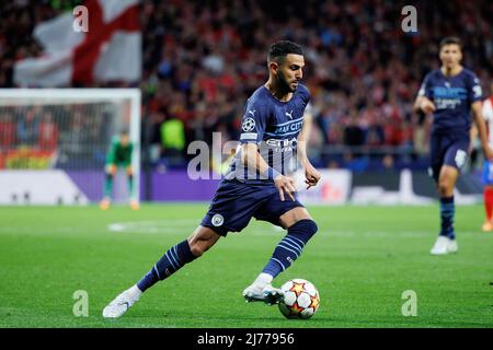 MADRID - APR 13: Riyad Mahrez en action pendant le match de la Ligue des Champions entre le Club Atletico de Madrid et Manchester City au Metropolitano Sta Banque D'Images