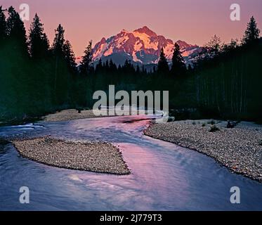 Mt Shuksan et Nooksack River, North Cascade National Parl, North Cascade Mountains, Washington Banque D'Images