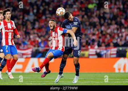 MADRID - APR 13 : Koke (L) et Rod(R) en action pendant le match de la Ligue des Champions entre le Club Atletico de Madrid et Manchester City au Metropo Banque D'Images