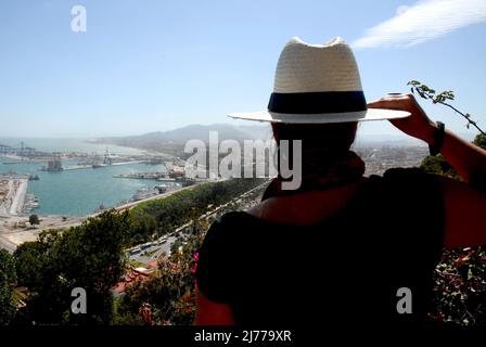 turista observando la panoramica desde el parador de Gibraltar, Malaga . foto: © Rosmi Duaso/fototext,BCN. Banque D'Images