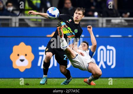 Milan, Italie. 06 mai 2022. Nicolo Barella du FC Internazionale est en compétition avec Kristjan Asklani du FC Empoli lors du match de football entre le FC Internazionale et le FC Empoli. Credit: Nicolò Campo/Alay Live News Banque D'Images