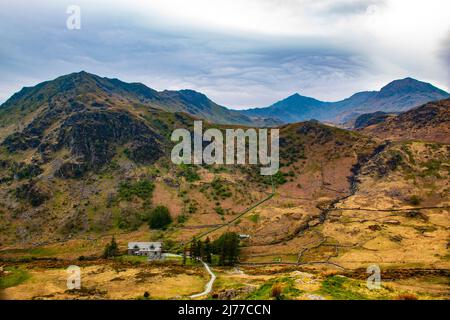 Vue sur Snowdon depuis la vallée de Nant Gwynant, près de Llanberis, Snowdonia, au nord du pays de Galles Banque D'Images