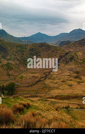 Vue sur Snowdon depuis la vallée de Nant Gwynant, près de Llanberis, Snowdonia, au nord du pays de Galles Banque D'Images