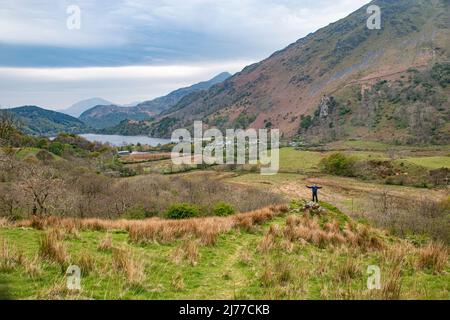 Vue sur la magnifique vallée de Nant Gwynant et les terres agricoles, près de Snowdon, Llanberis, au nord du pays de Galles Banque D'Images