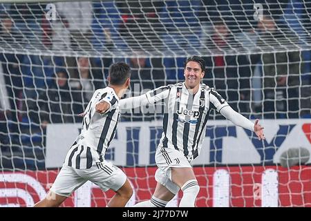 Stade Luigi Ferraris, Genova, Italie, 06 mai 2022, Paulo Exequiel Dybala et Dusan Vlahovic (Juventus) célèbre après avoir score à un but 0-1 lors du match de football de Gênes CFC contre Juventus FC - italian soccer Serie A Banque D'Images