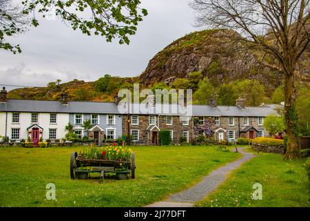 Belle rangée de cottages historiques à Beddgelert, Gwynedd, au nord du pays de Galles Banque D'Images