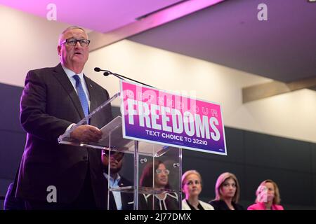 Philadelphie, États-Unis. 06th mai 2022. Le maire de Philadelphie, Jim Kenney, s'exprime sur scène pendant le rassemblement démocrate défend Choice, pour protester contre l'indication de la Cour suprême qui a récemment fait l'objet d'une fuite et qui vise à limiter les droits d'WomenÕs, au Philadelphia Convention Center de Philadelphie, en Pennsylvanie, aux États-Unis, le 6 mai 2022. Crédit : OOgImages/Alamy Live News Banque D'Images