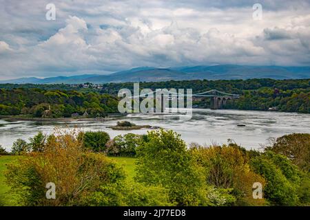 Le pont suspendu de Menai, au-dessus du Menai, conçu par Thomas Telford pour relier le continent à l'île d'Anglesey, au nord du pays de Galles Banque D'Images