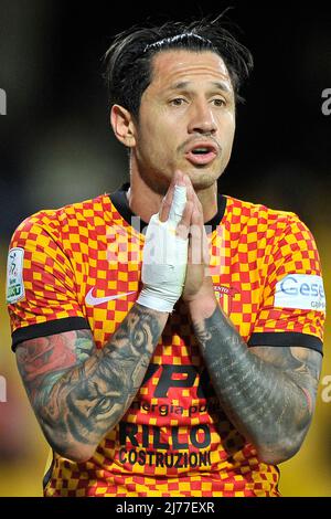 Gianluca Lapadula joueur de Benevento, pendant le match de la ligue italienne de la série B entre Benevento vs résultat final SPAL, Benevento 1, SPAL 2, joué au Ciro Vigorito. Benevento, Italie, 07 mai 2022. (Photo par Vincenzo Izzo/Sipa USA) Banque D'Images