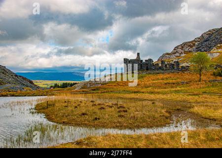 Llyn Cwmorthin, isolée et belle, dans une carrière d'ardoise désutilisée, Blaenau Ffestinog, Gwynedd, pays de Galles du Nord Banque D'Images