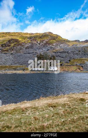 Llyn Cwmorthin, isolée et belle, dans une carrière d'ardoise désutilisée, Blaenau Ffestinog, Gwynedd, pays de Galles du Nord Banque D'Images