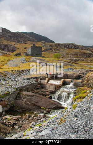 Des ruines isolées et magnifiques de Llyn Cwmorthin, dans une carrière d'ardoise désutilisée, Blaenau Ffestinog, Gwynedd, au nord du pays de Galles Banque D'Images