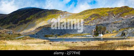 Llyn Cwmorthin, isolée et belle, dans une carrière d'ardoise désutilisée, Blaenau Ffestinog, Gwynedd, pays de Galles du Nord Banque D'Images