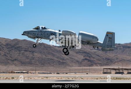 Un Thunderbolt II A-10 affecté à l'escadron des armes 66th, à l'École des armes de la Force aérienne des États-Unis, prend son envol pour une mission d'entraînement à la base aérienne de Nellis, Nevada, le 4 mai 2022. L'école américaine d'armes de la Force aérienne enseigne des cours d'instructeur de niveau supérieur qui ont fourni une formation avancée en emploi d'armes et de tactiques aux officiers et aux spécialistes inscrits des forces aériennes de combat et de mobilité. (É.-U. Photo de la Force aérienne par William Lewis) Banque D'Images