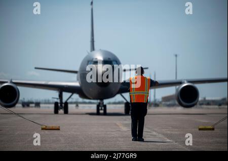 Un membre de l'équipage du vol d'alerte transitoire de l'escadron de soutien des opérations 325th guide un KC-135 Stratotanker après son arrivée pour le drapeau à damier 22-2 à la base aérienne de Tyndall, en Floride, le 5 mai 2022. Le drapeau à damiers est un exercice aérien de grande force tenu à Tyndall qui favorise la préparation et l'interopérabilité par l'incorporation d'avions de génération 4th et 5th pendant l'entraînement de combat aérien. La répétition de l'exercice en 22-2 a eu lieu du 9 au 20 mai 2022. (É.-U. Photo de la Force aérienne par Airman 1st classe Tiffany Del Oso) Banque D'Images