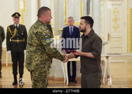 6 mai 2022, Kiev, Ukraine: Le Président ukrainien VOLODYMYR ZELENSKYY, à droite, présente des Prix d'Etat aux militaires des forces armées d'Ukraine et aux familles des défenseurs déchus au palais Mariyinsky. (Credit image: © Ukraine Presidency/ZUMA Press Wire Service/ZUMAPRESS.com) Banque D'Images