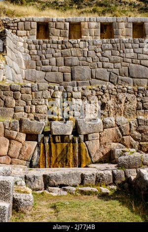 Ruines antiques, site archéologique de Tambomachay, aqueduc près de Cusco, Pérou. Aussi connu comme El Baño del Inca (le bain de l'Inca). Banque D'Images