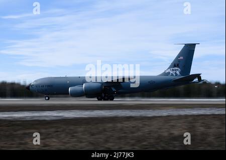 Un stratotanker KC-135 de la Force aérienne des États-Unis affecté à l'escadre de ravitaillement aérien de 168th sur la piste de la base aérienne d'Eielson, en Alaska, pendant le DRAPEAU ROUGE Alaska 22-1, le 2 mai 2022. Cet exercice renforce l’engagement continu des États-Unis à l’égard de la région en tant que nation, chef de file et puissance du Pacifique. (É.-U. Photo de l'Armée de l'air par le premier Airman Jose Miguel T. Tamondong) Banque D'Images