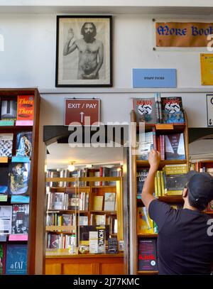 Un client utilise des étagères de livres à vendre dans la célèbre boutique City Lights Booksellers de San Francisco, en Californie. Banque D'Images