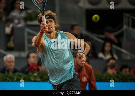 Madrid, Espagne. 07th mai 2022. Madrid, . ALEXANDER ZVEREV (GER) retourne le ballon à Felix Auger-Aliassime (CAN) au jour 8 de l'Open de Madrid 2022. Credit: Matthias Oesterle/Alamy Live News Banque D'Images