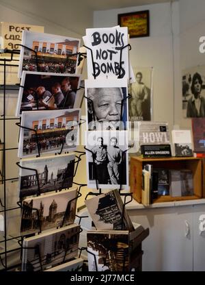 Cartes postales et livres à vendre à la célèbre librairie City Lights Booksellers à San Francisco, en Californie, une librairie indépendante. Banque D'Images