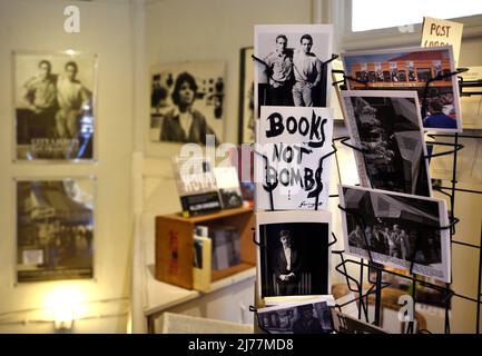Cartes postales et livres à vendre à la célèbre librairie City Lights Booksellers à San Francisco, en Californie, une librairie indépendante. Banque D'Images