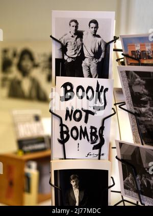 Cartes postales et livres à vendre à la célèbre librairie City Lights Booksellers à San Francisco, en Californie, une librairie indépendante. Banque D'Images