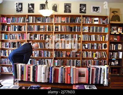 Un client utilise des étagères de livres à vendre dans la célèbre boutique City Lights Booksellers de San Francisco, en Californie. Banque D'Images