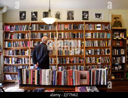 Un client utilise des étagères de livres à vendre dans la célèbre boutique City Lights Booksellers de San Francisco, en Californie. Banque D'Images