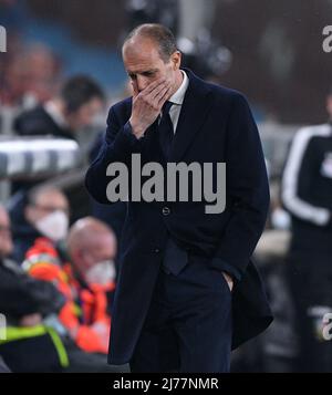 (220507) -- GENOVA, 7 mai 2022 (Xinhua) -- l'entraîneur-chef du FC Juventus, Massimiliano Allegri, réagit lors d'un match de football entre Gênes et le FC Juventus à Genova, en Italie, le 6 mai 2022. (STR/Xinhua) Banque D'Images