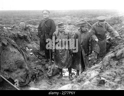 Officiers espagnols en visite sur le front occidental, France, pendant la première Guerre mondiale Banque D'Images