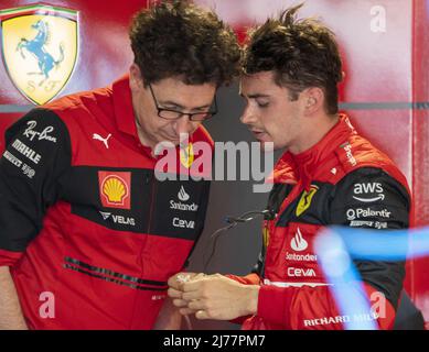 Charles Leclerc, pilote de Formule 1 de Monaco, de Scuderia Ferrari, s'entretient avec le directeur de l'équipe de Scuderia Ferrari, Mattia Binotto, à la suite de la pratique libre 1 du Grand Prix de Formule 1 de Miami à l'aérodrome international de Miami, en Floride, le vendredi 6 mai 2022. Photo de Shawn Thew/UPI Banque D'Images