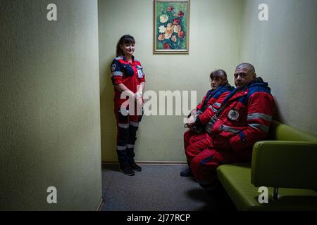 19 avril 2022, Kharkiv, Kharkivs'ka Oblast', Ukraine : les médecins attendent dans un couloir pour les services d'urgence dans un hôpital de Kharkiv. Malgré les bombardements constants des troupes russes qui encerclent la ville de Kharkiv, les professionnels de la santé ont poursuivi en 24/7 leur travail visant à sauver des vies et à aider les personnes dans le besoin. (Image de crédit : © Alex Chan TSZ Yuk/SOPA Images via ZUMA Press Wire) Banque D'Images