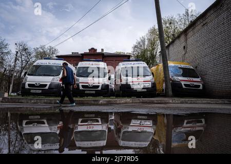 19 avril 2022, Kharkiv, Kharkivs'ka Oblast', Ukraine : un homme passe devant la ligne d'ambulances dans un hôpital de Kharkiv. Malgré les bombardements constants des troupes russes qui encerclent la ville de Kharkiv, les professionnels de la santé ont poursuivi en 24/7 leur travail visant à sauver des vies et à aider les personnes dans le besoin. (Image de crédit : © Alex Chan TSZ Yuk/SOPA Images via ZUMA Press Wire) Banque D'Images